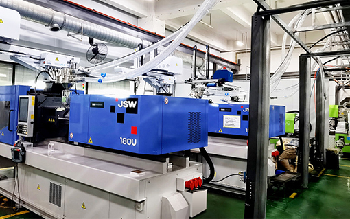 QQs Group Injection-molding workshop.jpg